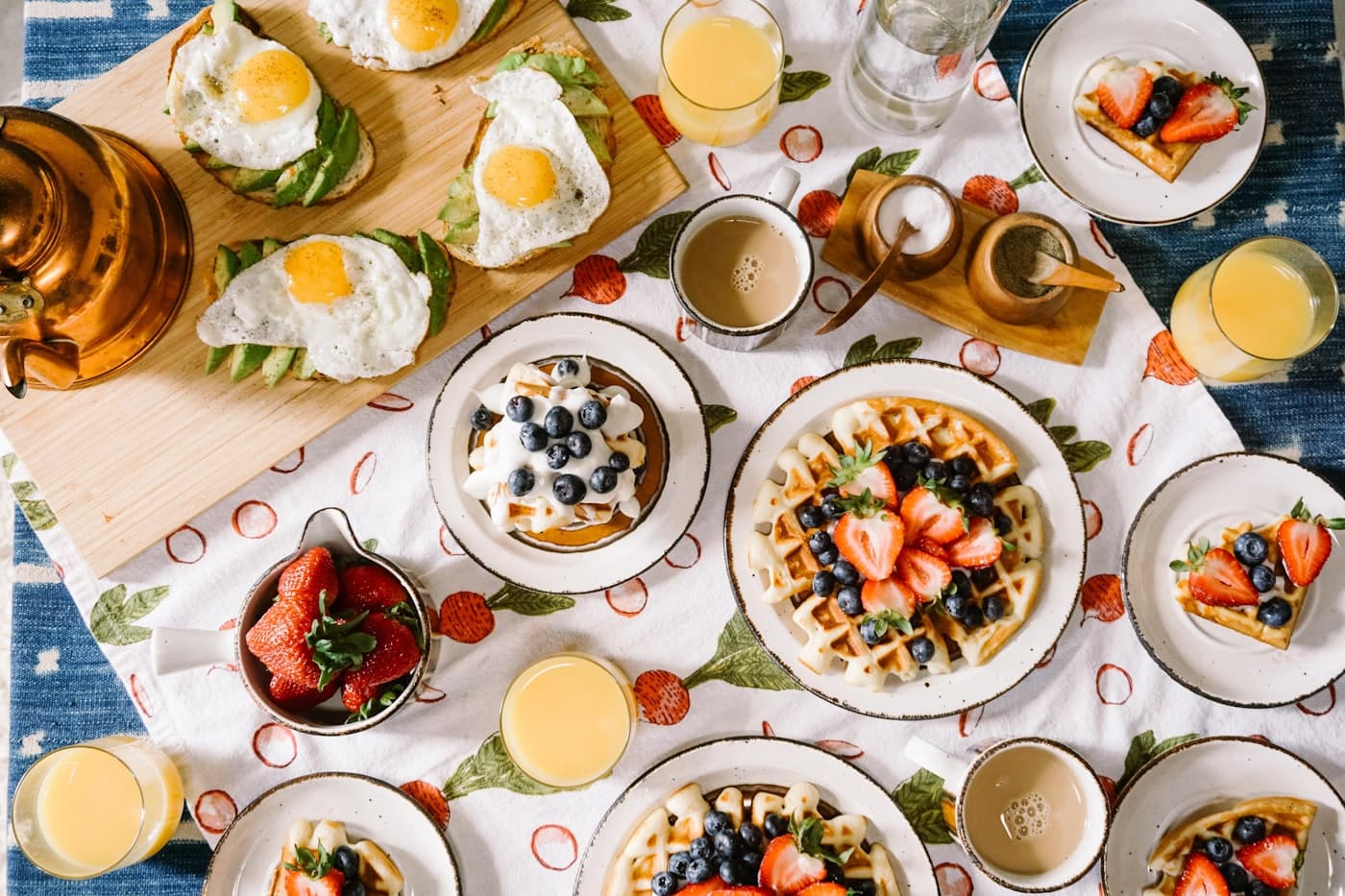 Liebevoll angerichteter Frühstückstisch im early bird